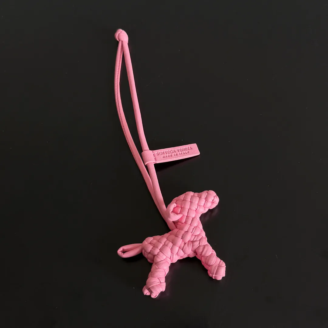 Batch 540 BOTTEGA VENETA2025 new puppy-shaped pendant braided puppy is now online😎The leather braided puppy-shaped pendant can be hung on any handbag, and it is as cute, delicate and colorful as it matches with a bag. Cute and cute, it will touch your heart at any time. It can be hung on bags or keychains. Who can resist such a cute puppy💓 Style number: 807068